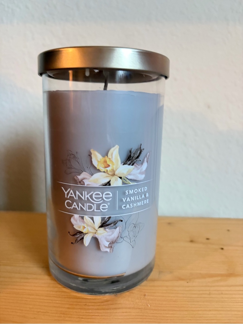 NWT Yankee Candle Smoked Vanilla & Cashmere Jar Candle - Gray with Gold Lid Med